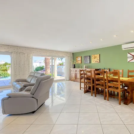 Holiday home Holiday Llobregat 41b Empuriabrava